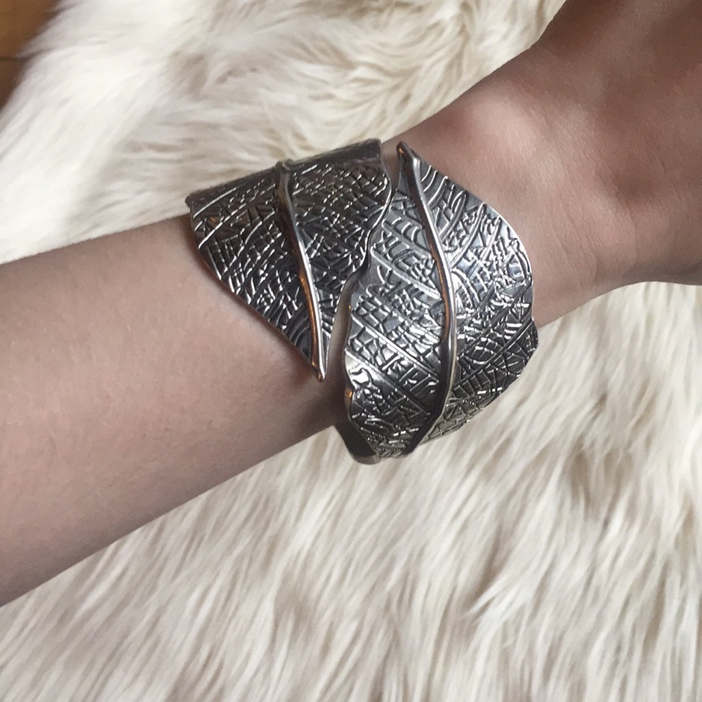 Leaf clasp bracelet